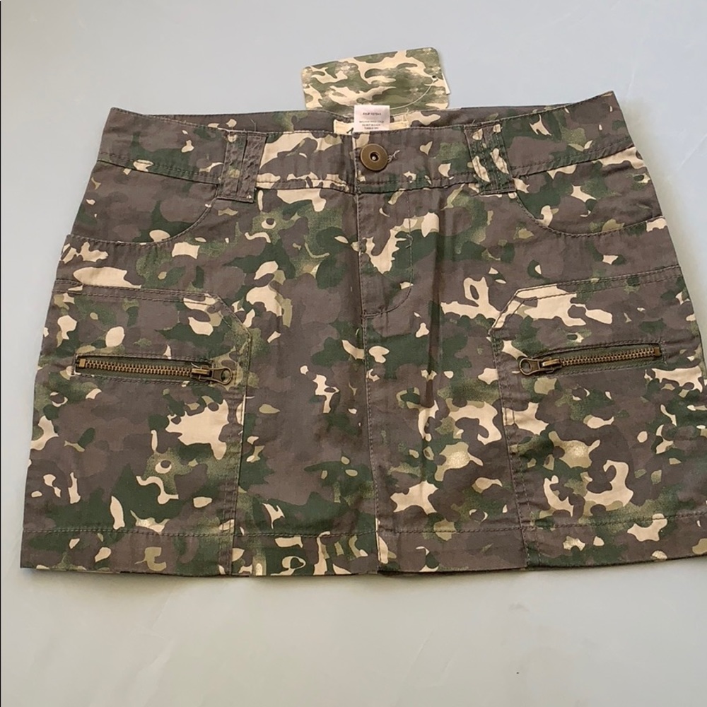 Juniors Cameo Skirt